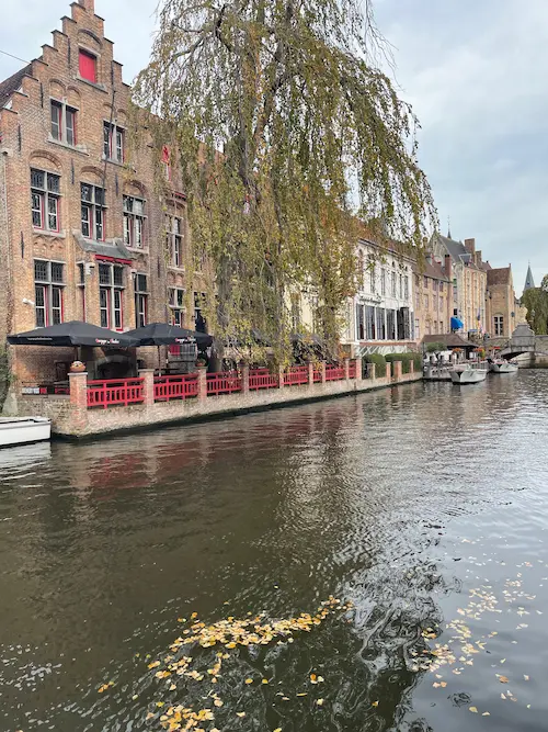 Brujas es un destino que no te puedes perder, sus canales son espectaculares.